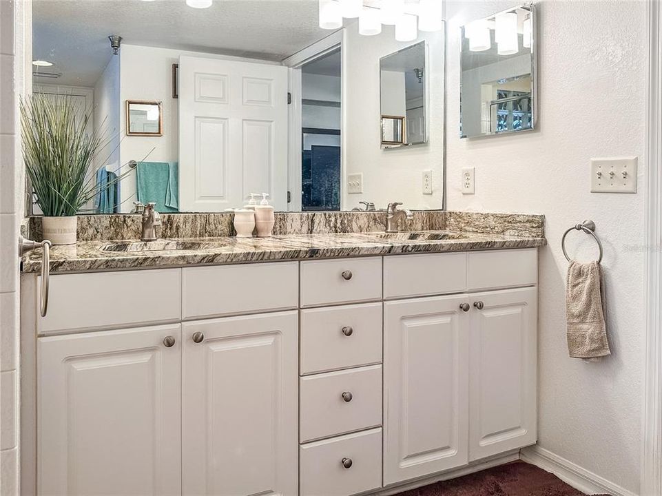 待售: $275,000 (2 贝兹, 2 浴室, 1135 平方英尺)