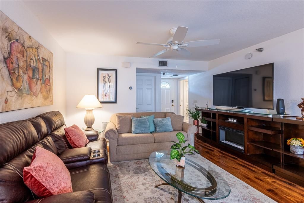 待售: $275,000 (2 贝兹, 2 浴室, 1135 平方英尺)