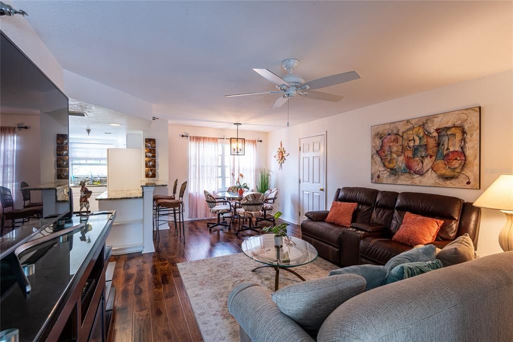 待售: $275,000 (2 贝兹, 2 浴室, 1135 平方英尺)