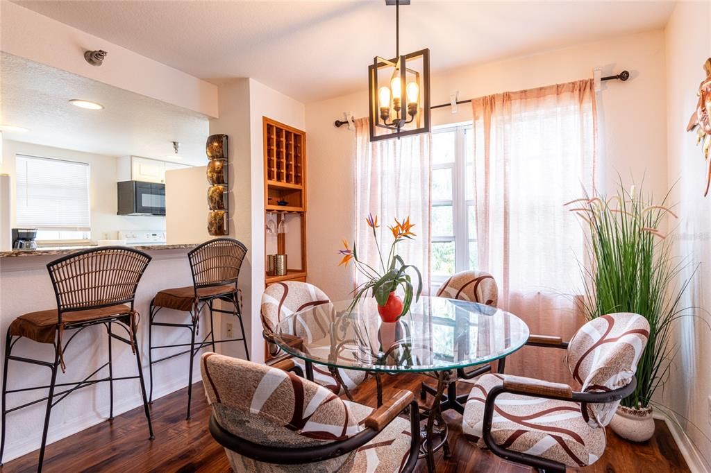 待售: $275,000 (2 贝兹, 2 浴室, 1135 平方英尺)