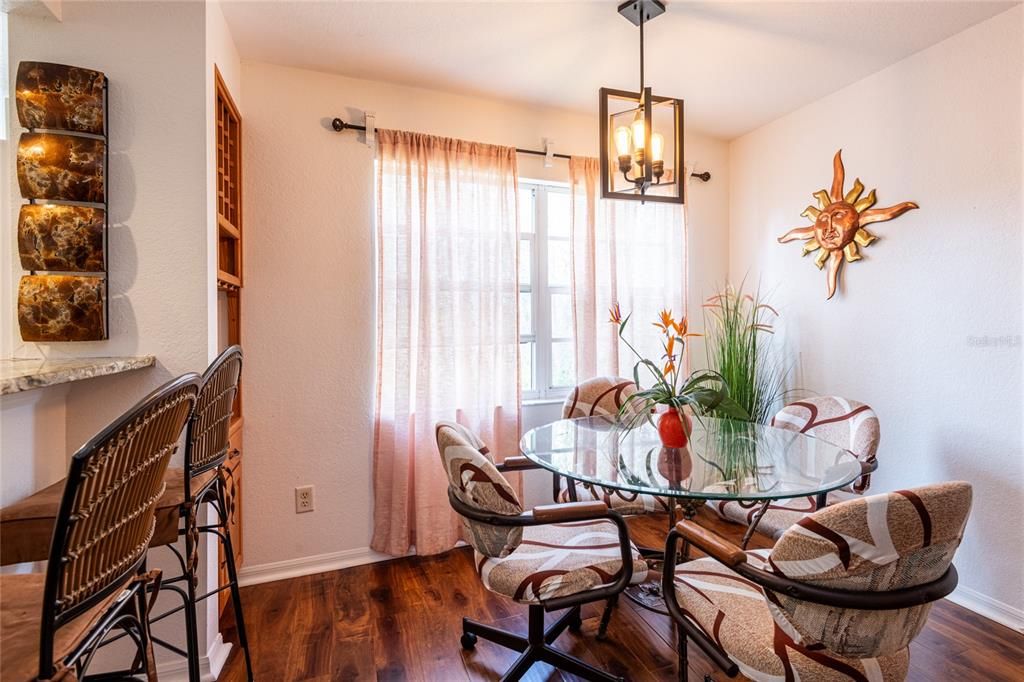 待售: $275,000 (2 贝兹, 2 浴室, 1135 平方英尺)