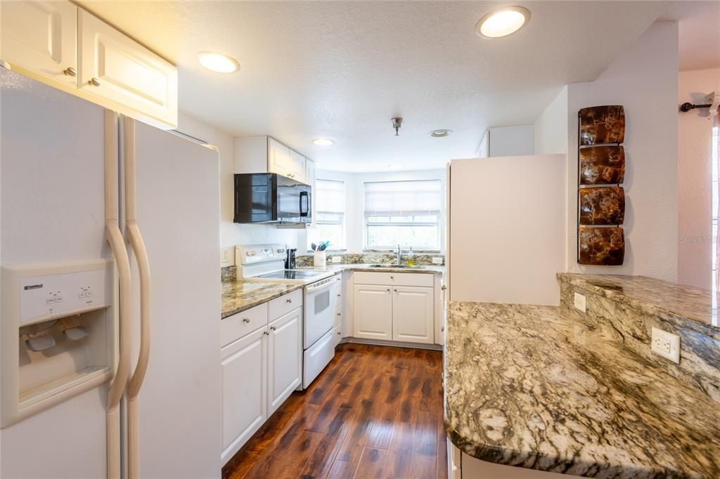 待售: $275,000 (2 贝兹, 2 浴室, 1135 平方英尺)