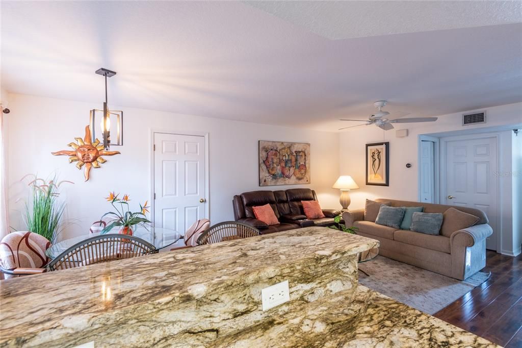 待售: $275,000 (2 贝兹, 2 浴室, 1135 平方英尺)