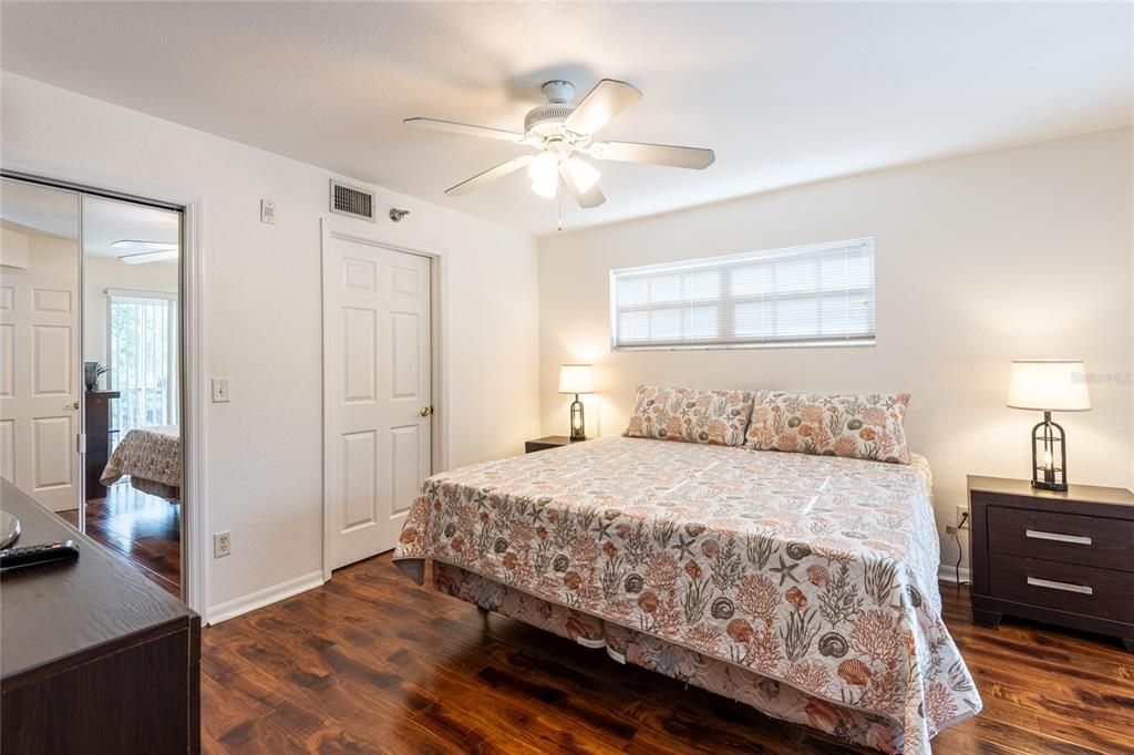 待售: $275,000 (2 贝兹, 2 浴室, 1135 平方英尺)