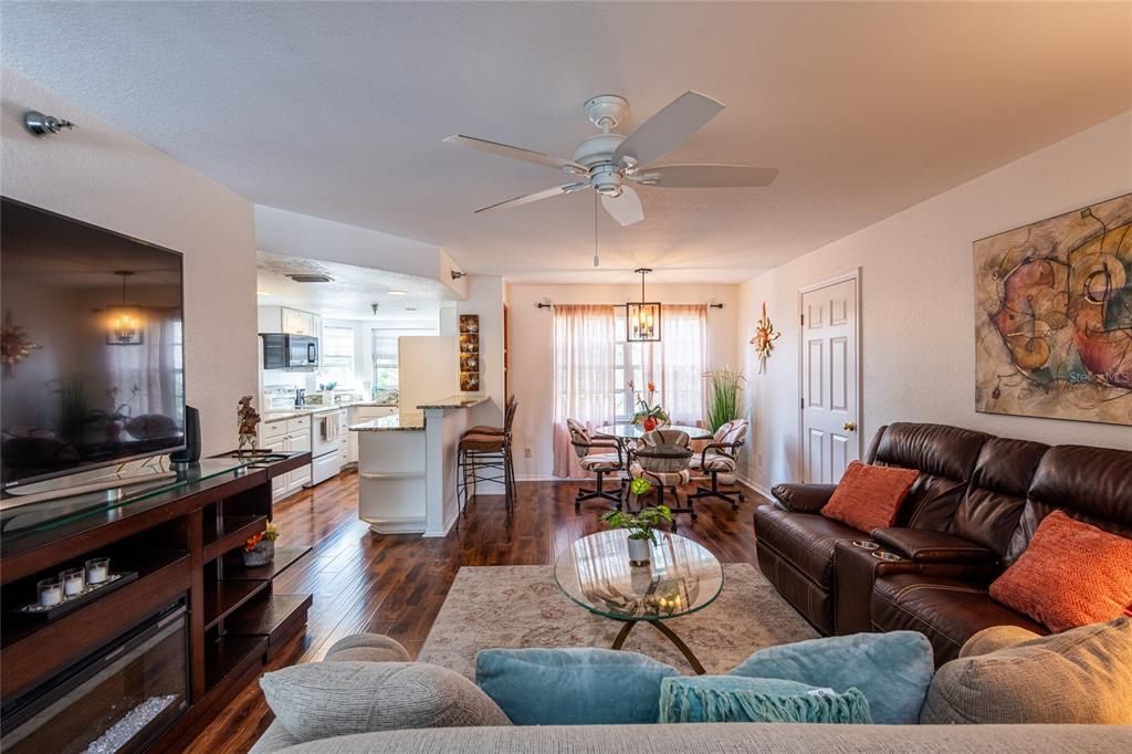 待售: $275,000 (2 贝兹, 2 浴室, 1135 平方英尺)