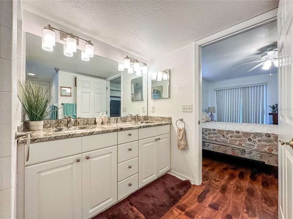 待售: $275,000 (2 贝兹, 2 浴室, 1135 平方英尺)