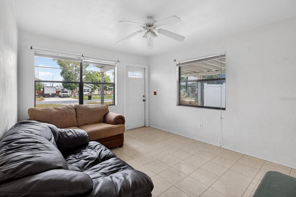 For Sale: $260,000 (2 beds, 1 baths, 552 Square Feet)