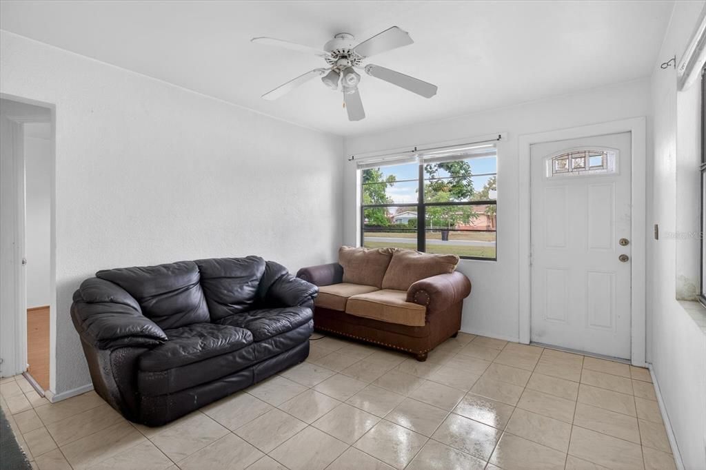 For Sale: $260,000 (2 beds, 1 baths, 552 Square Feet)