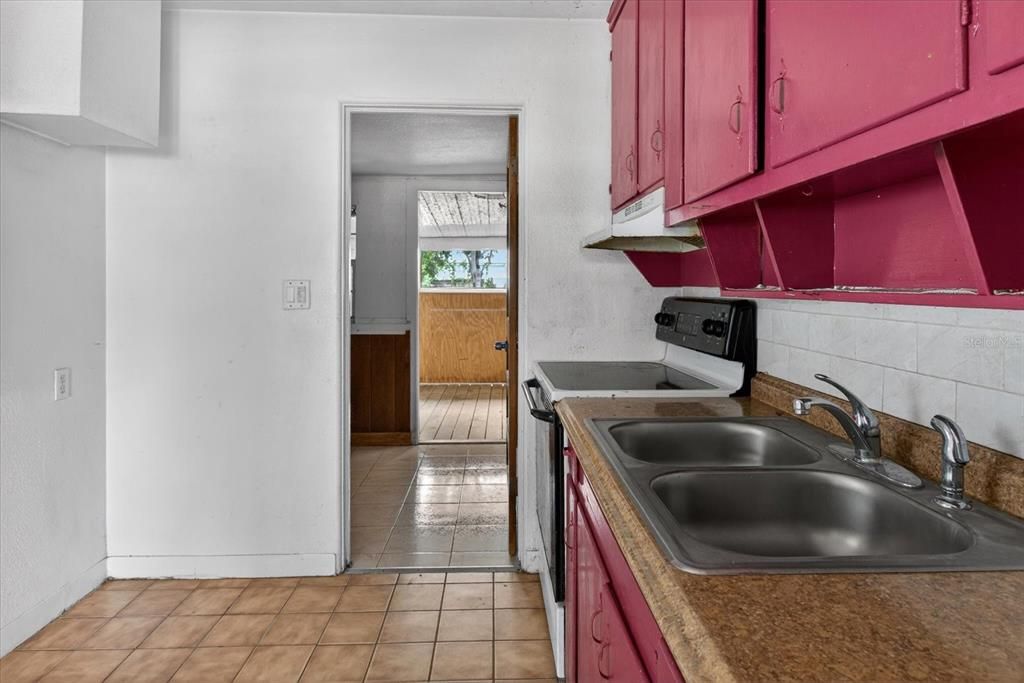 For Sale: $260,000 (2 beds, 1 baths, 552 Square Feet)