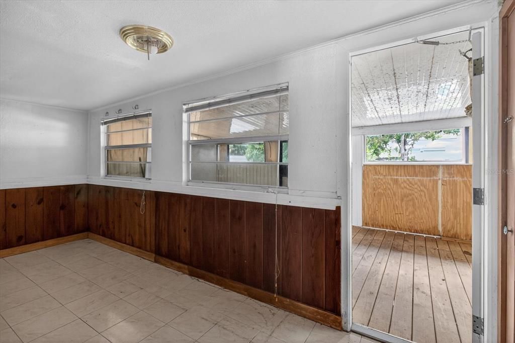 For Sale: $260,000 (2 beds, 1 baths, 552 Square Feet)