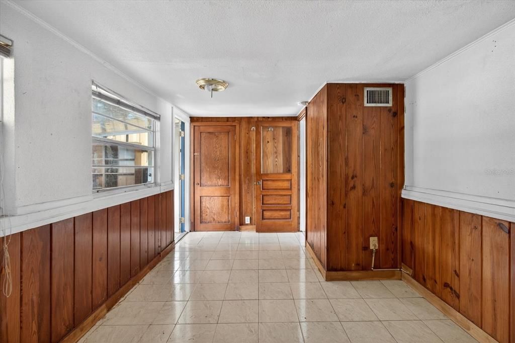 For Sale: $260,000 (2 beds, 1 baths, 552 Square Feet)