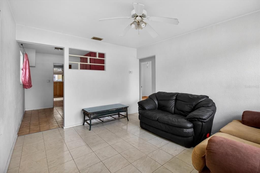 For Sale: $260,000 (2 beds, 1 baths, 552 Square Feet)