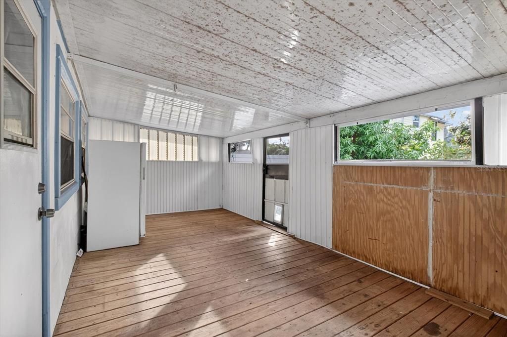 For Sale: $260,000 (2 beds, 1 baths, 552 Square Feet)