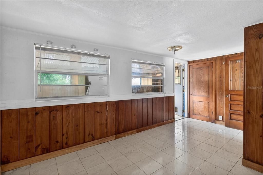 For Sale: $260,000 (2 beds, 1 baths, 552 Square Feet)