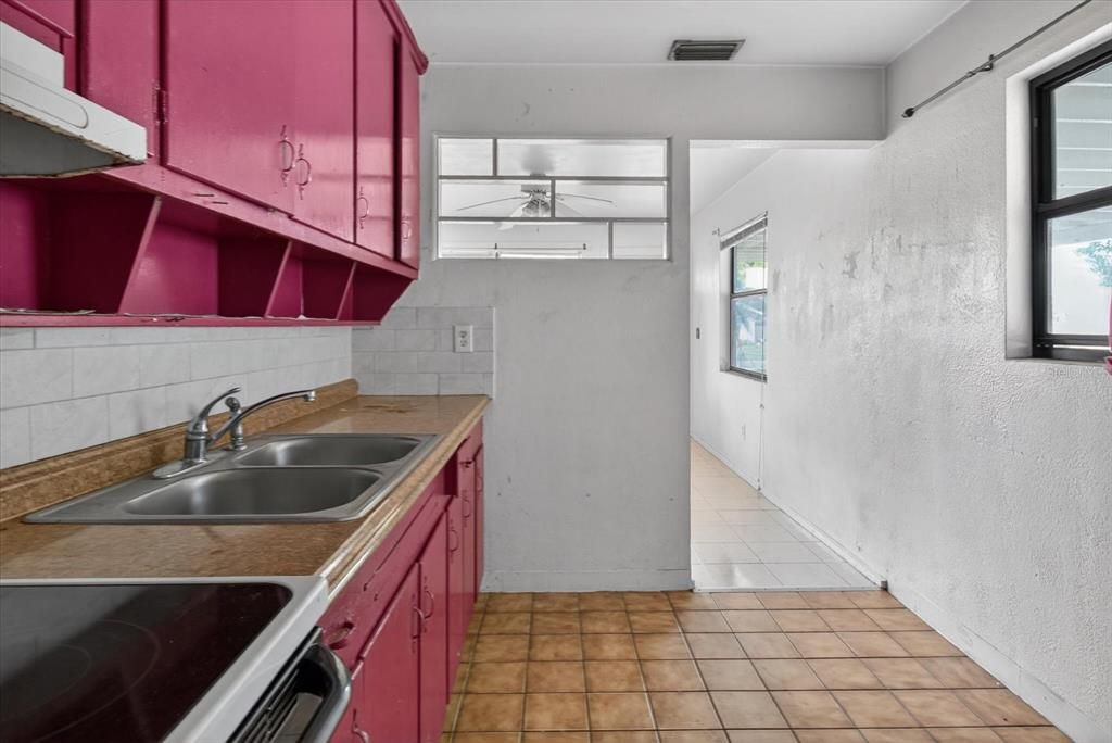 For Sale: $260,000 (2 beds, 1 baths, 552 Square Feet)