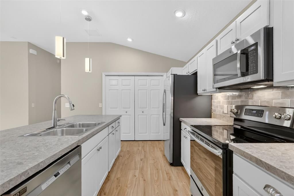 For Sale: $325,000 (3 beds, 2 baths, 1426 Square Feet)