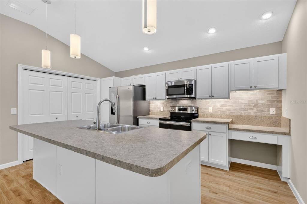 For Sale: $325,000 (3 beds, 2 baths, 1426 Square Feet)