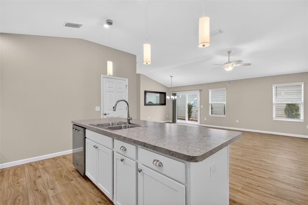 For Sale: $325,000 (3 beds, 2 baths, 1426 Square Feet)