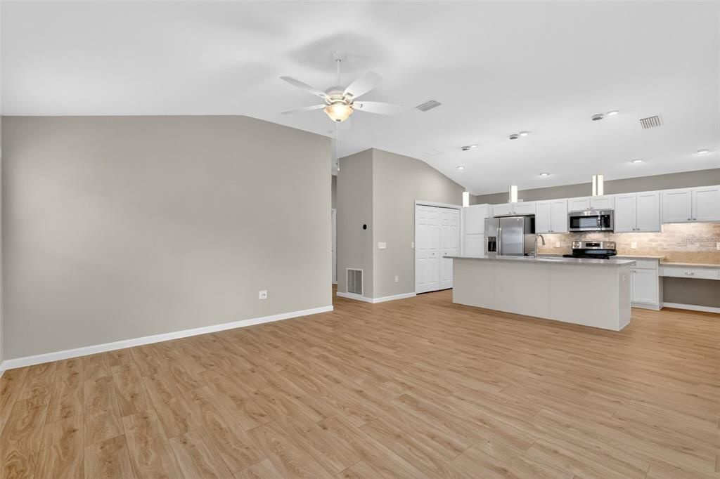 For Sale: $325,000 (3 beds, 2 baths, 1426 Square Feet)