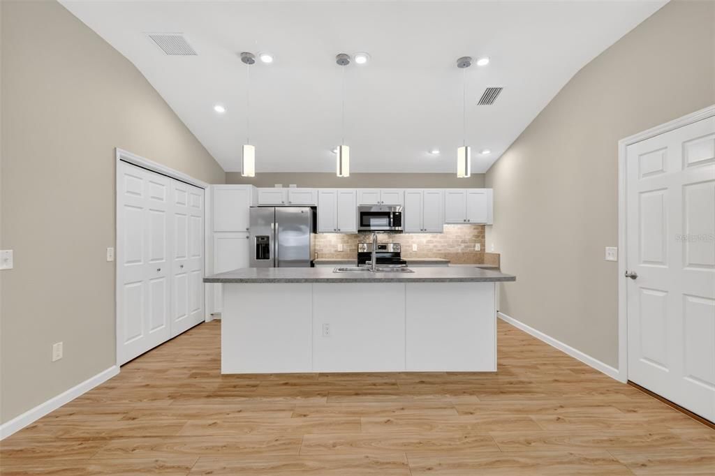 For Sale: $325,000 (3 beds, 2 baths, 1426 Square Feet)