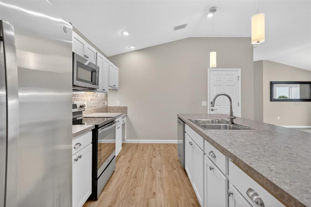 For Sale: $325,000 (3 beds, 2 baths, 1426 Square Feet)