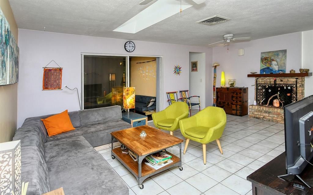 En Venta: $374,900 (3 camas, 2 baños, 1427 Pies cuadrados)