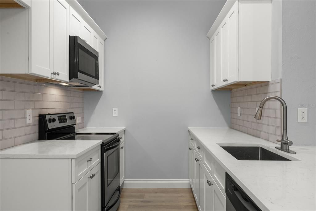 For Sale: $142,500 (2 beds, 2 baths, 953 Square Feet)