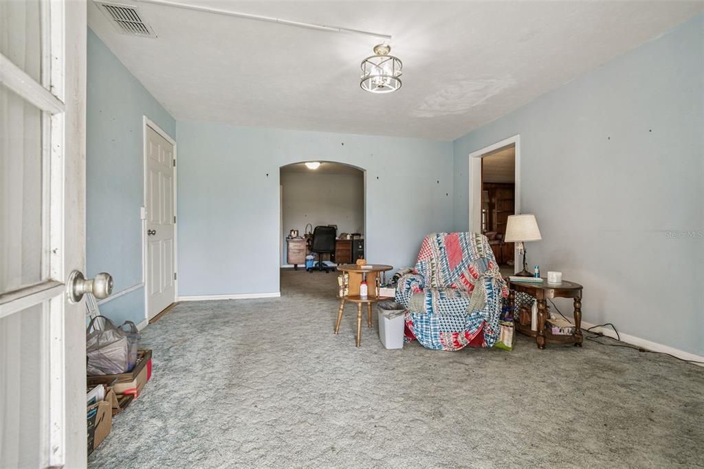 Activo con contrato: $325,000 (4 camas, 3 baños, 2366 Pies cuadrados)