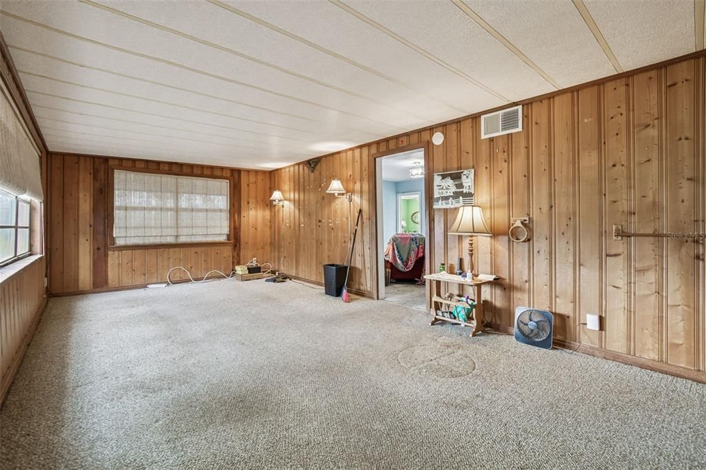 Activo con contrato: $325,000 (4 camas, 3 baños, 2366 Pies cuadrados)