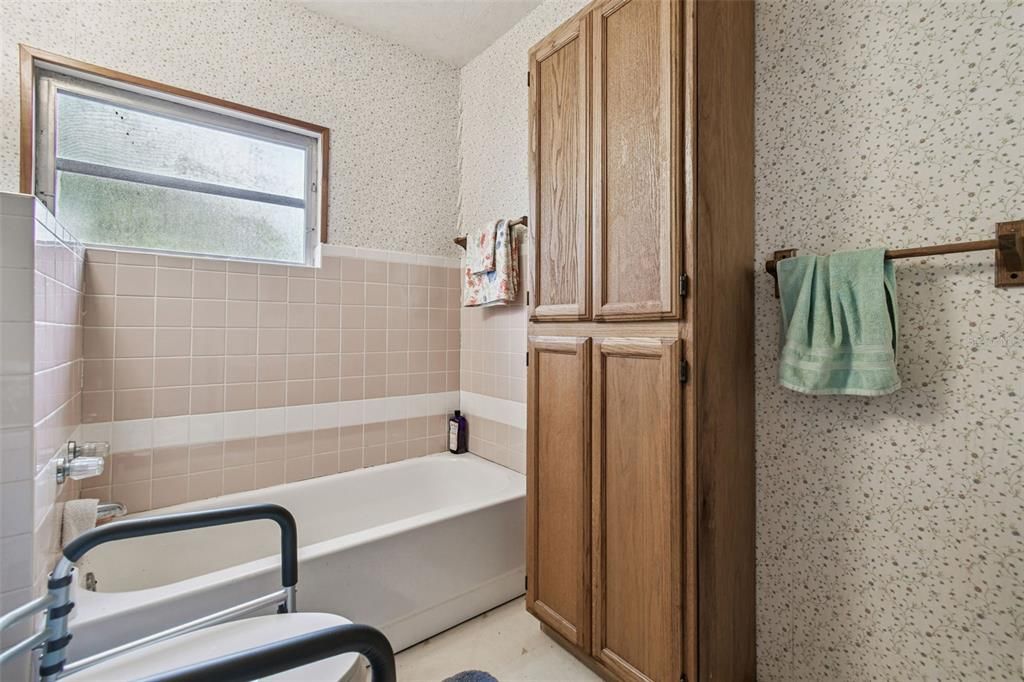 Activo con contrato: $325,000 (4 camas, 3 baños, 2366 Pies cuadrados)