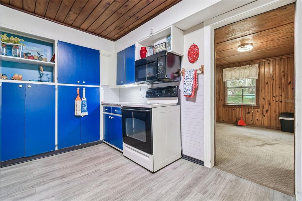 Activo con contrato: $325,000 (4 camas, 3 baños, 2366 Pies cuadrados)