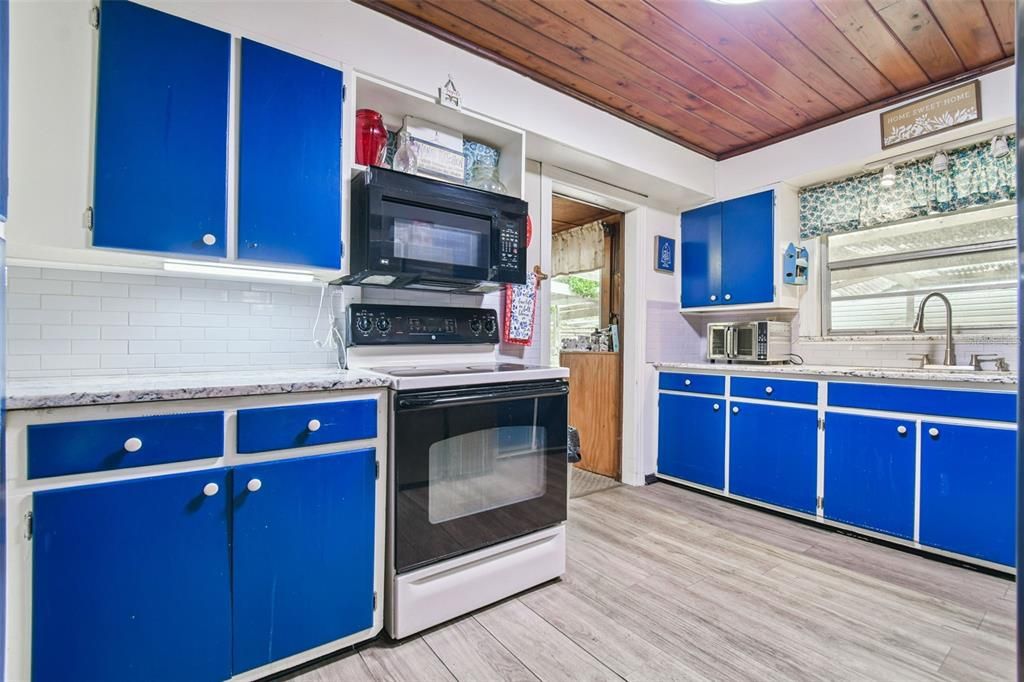 Activo con contrato: $325,000 (4 camas, 3 baños, 2366 Pies cuadrados)