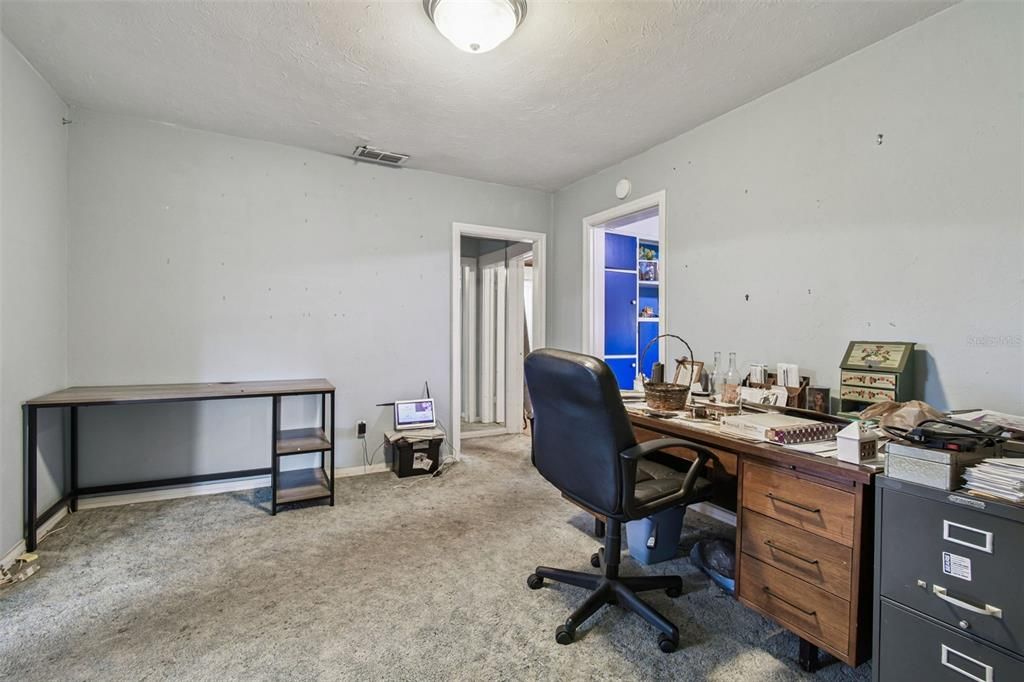 Activo con contrato: $325,000 (4 camas, 3 baños, 2366 Pies cuadrados)