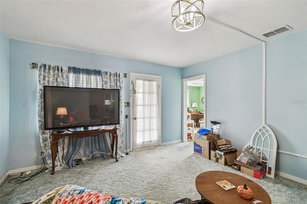 Activo con contrato: $325,000 (4 camas, 3 baños, 2366 Pies cuadrados)