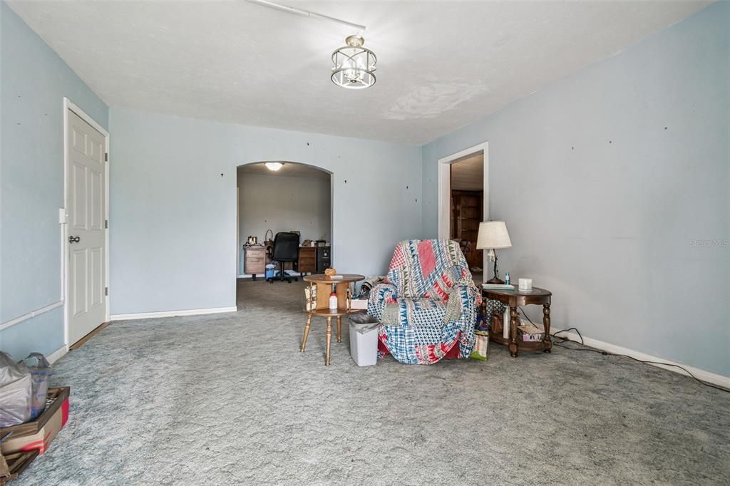 Activo con contrato: $325,000 (4 camas, 3 baños, 2366 Pies cuadrados)