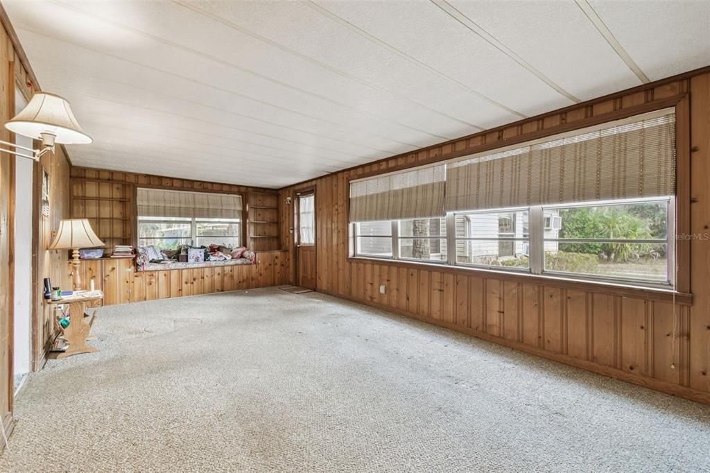 Activo con contrato: $325,000 (4 camas, 3 baños, 2366 Pies cuadrados)