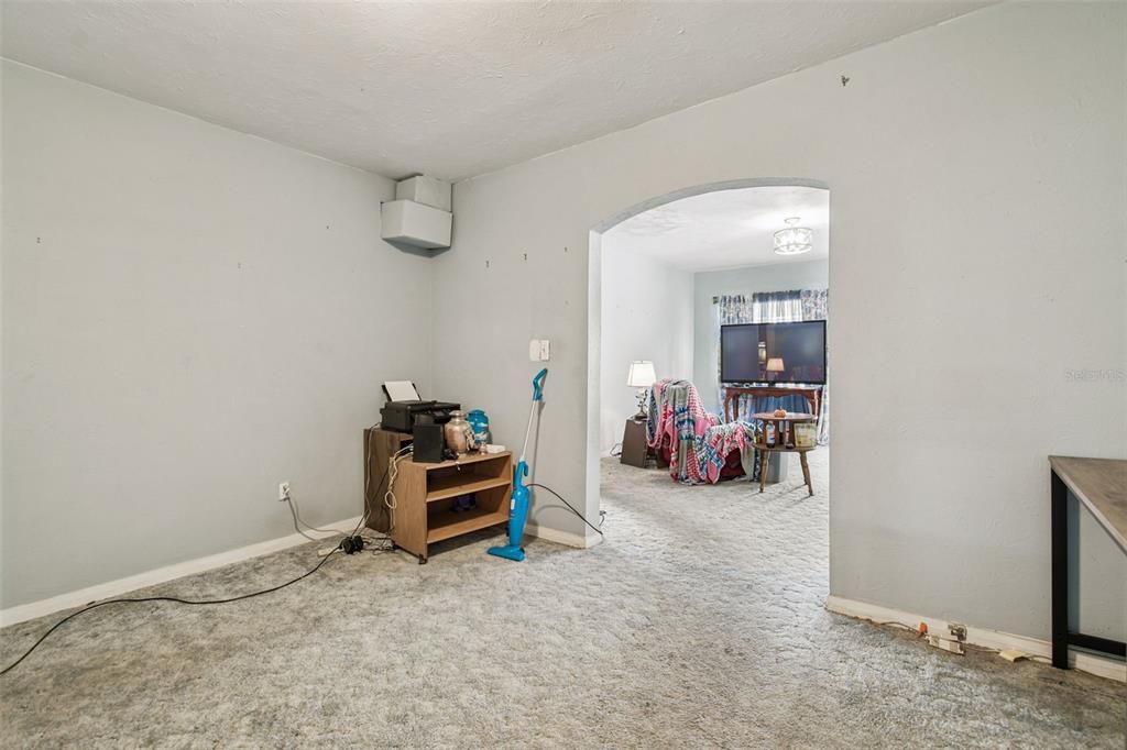 Activo con contrato: $325,000 (4 camas, 3 baños, 2366 Pies cuadrados)