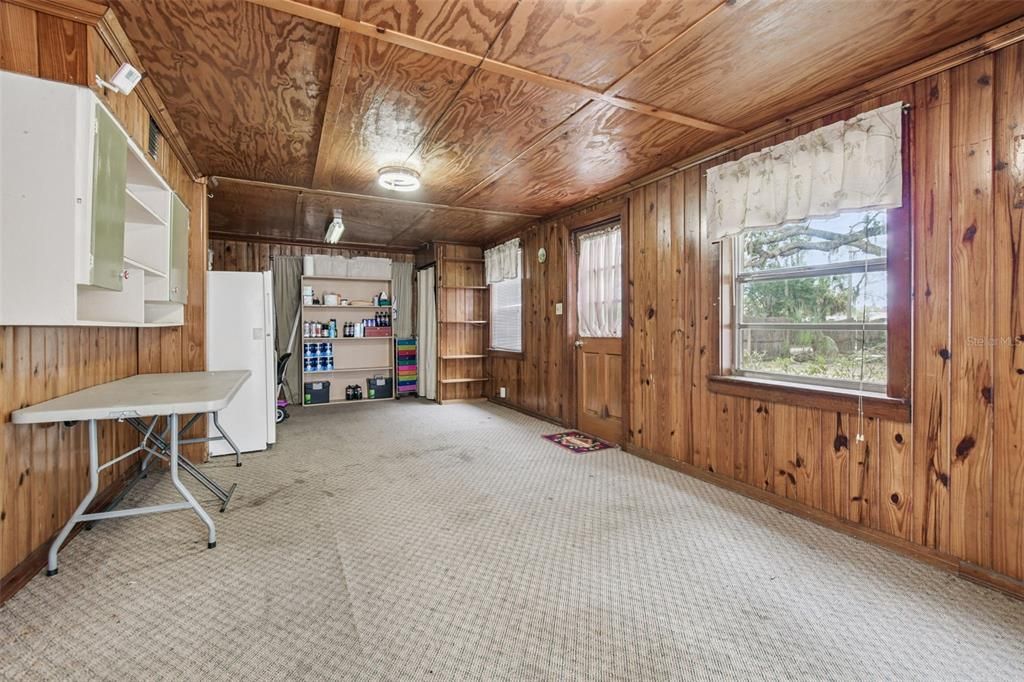 Activo con contrato: $325,000 (4 camas, 3 baños, 2366 Pies cuadrados)