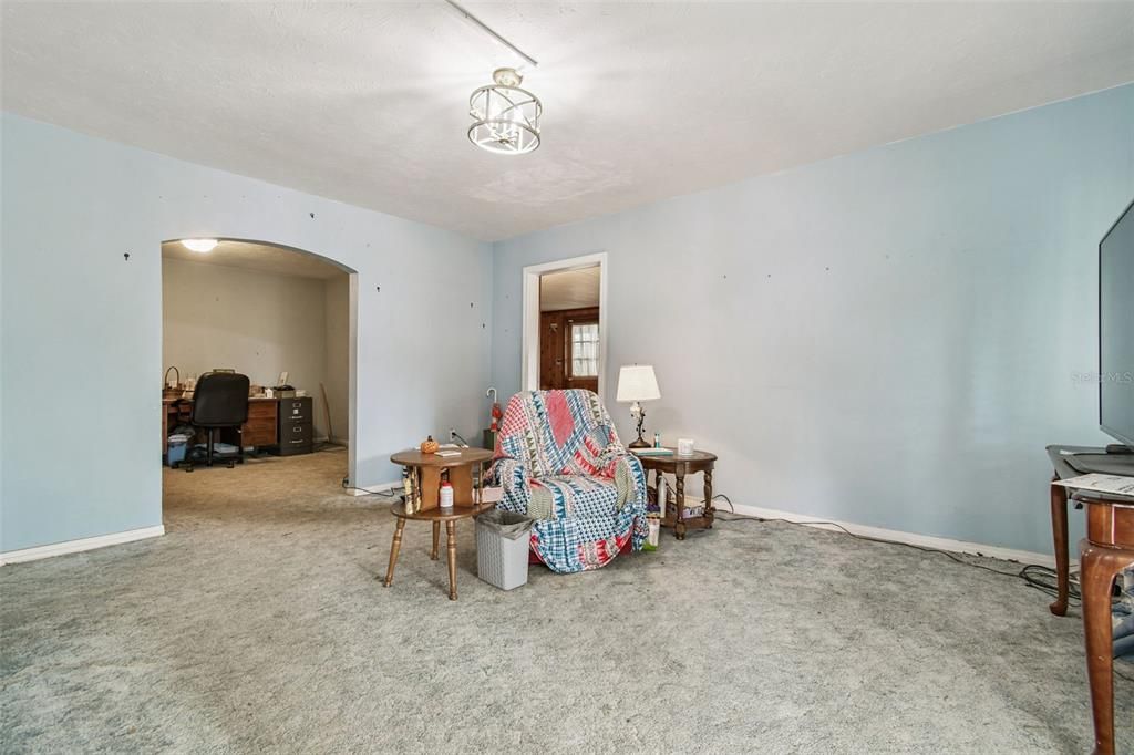 Activo con contrato: $325,000 (4 camas, 3 baños, 2366 Pies cuadrados)