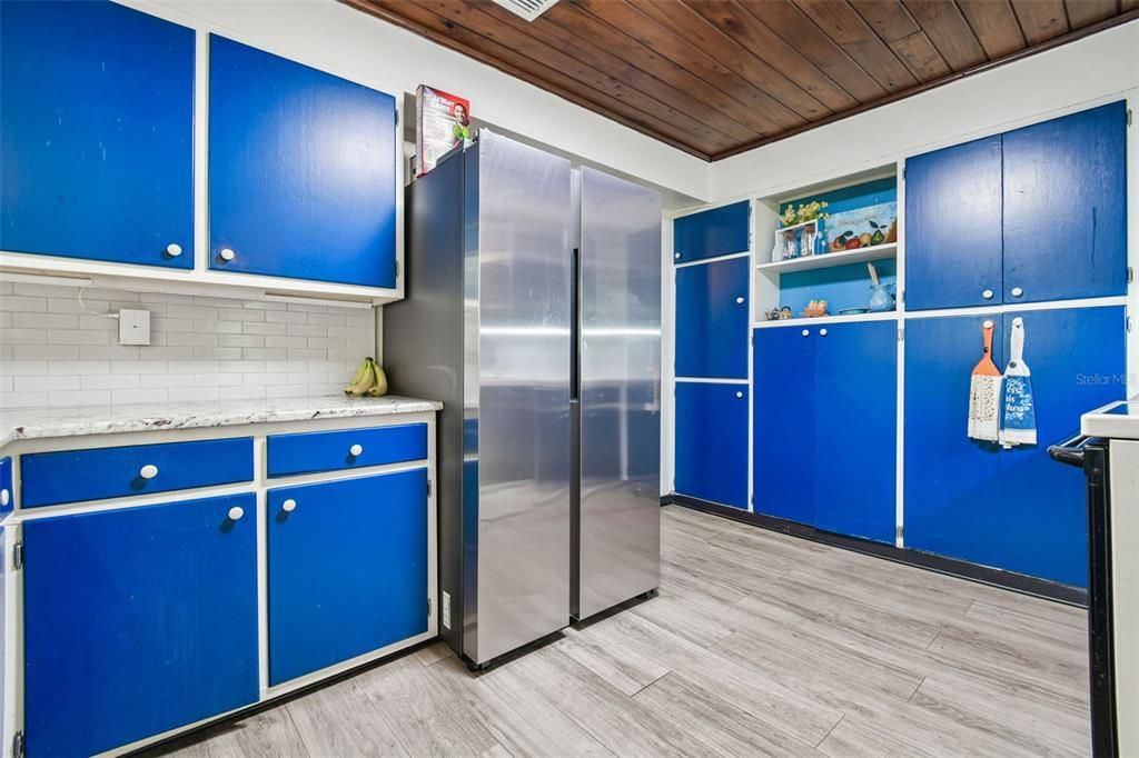 Activo con contrato: $325,000 (4 camas, 3 baños, 2366 Pies cuadrados)