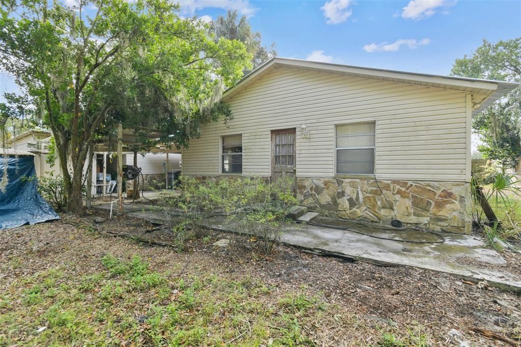 Activo con contrato: $325,000 (4 camas, 3 baños, 2366 Pies cuadrados)