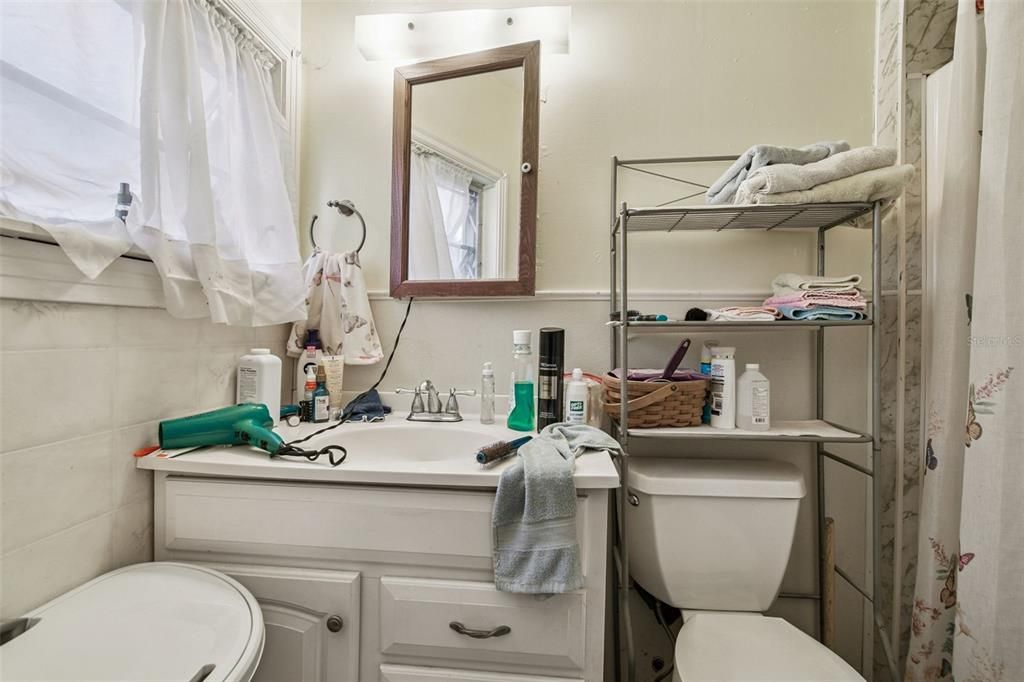 Activo con contrato: $325,000 (4 camas, 3 baños, 2366 Pies cuadrados)