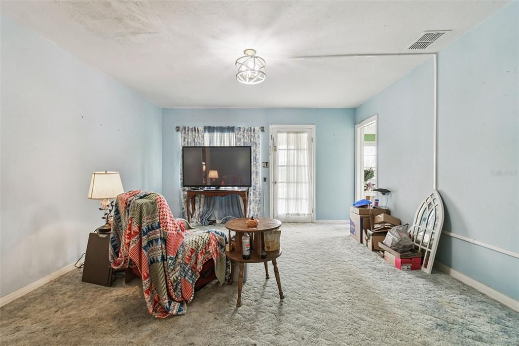 Activo con contrato: $325,000 (4 camas, 3 baños, 2366 Pies cuadrados)