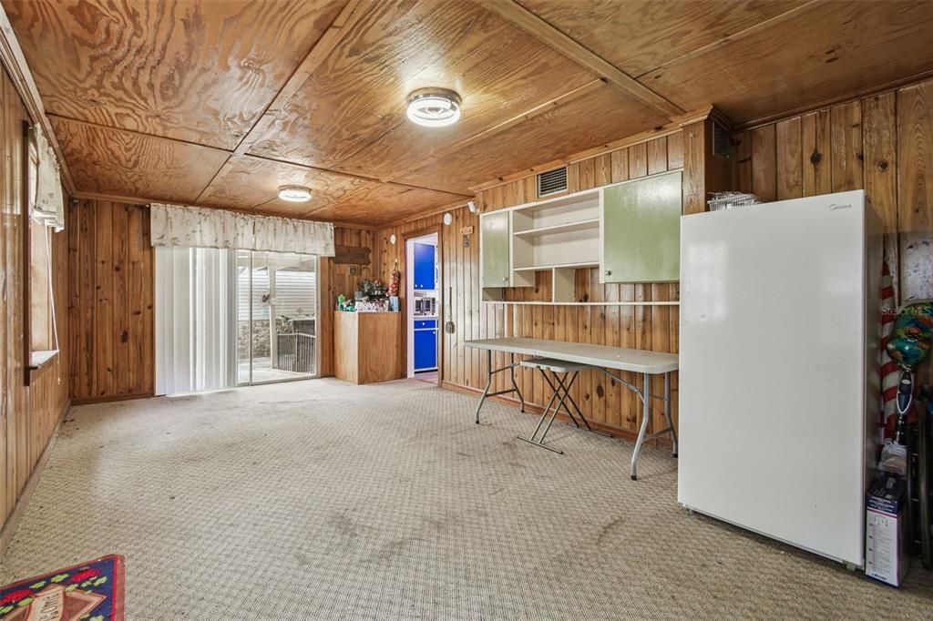 Activo con contrato: $325,000 (4 camas, 3 baños, 2366 Pies cuadrados)