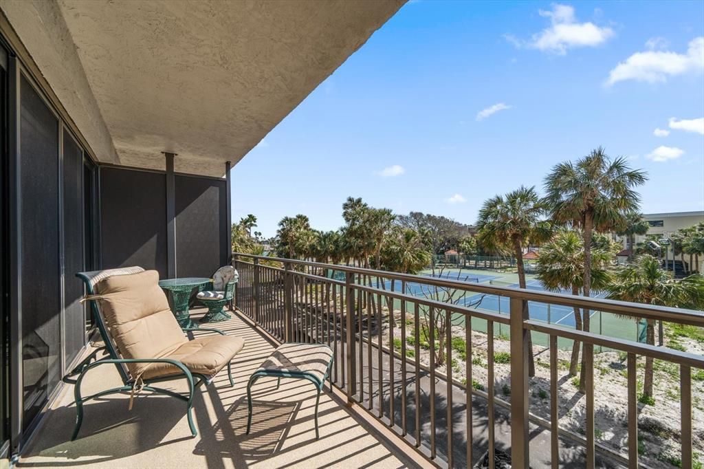 For Sale: $745,000 (2 beds, 2 baths, 1200 Square Feet)