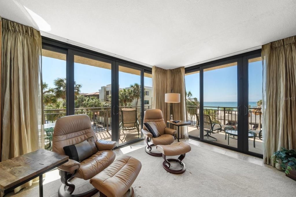 For Sale: $745,000 (2 beds, 2 baths, 1200 Square Feet)