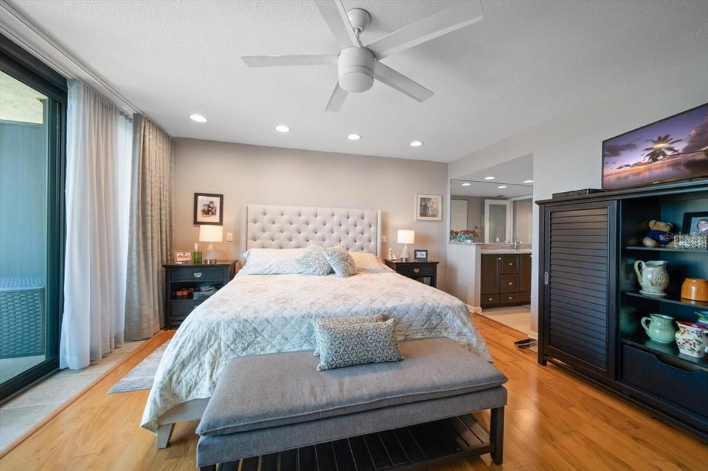 For Sale: $745,000 (2 beds, 2 baths, 1200 Square Feet)