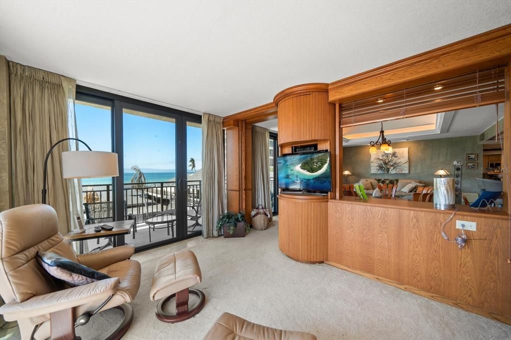 For Sale: $745,000 (2 beds, 2 baths, 1200 Square Feet)