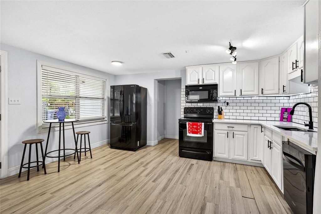 待售: $380,000 (3 贝兹, 2 浴室, 1249 平方英尺)