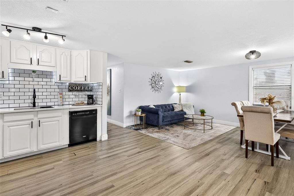 待售: $380,000 (3 贝兹, 2 浴室, 1249 平方英尺)